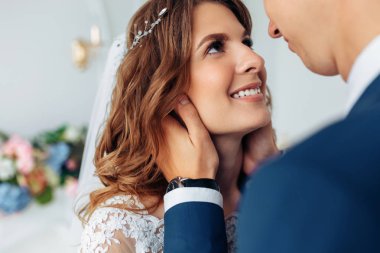 Beyaz elbise ve damat elbise güzel gelin, beyaz tasarım stüdyo iç, Düğün