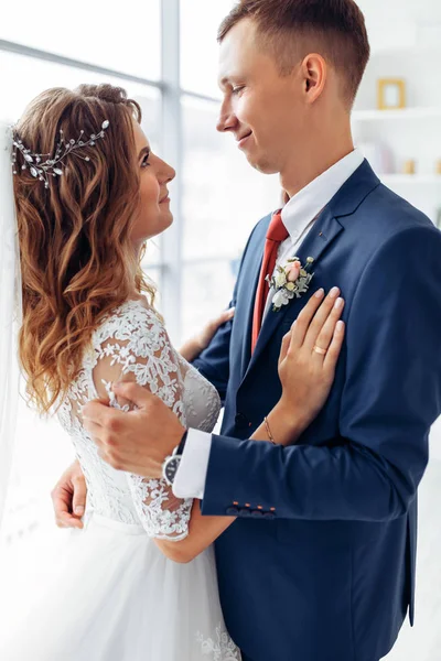 Γαμήλια φωτογράφιση στο στούντιο η νύφη και ο γαμπρός — Φωτογραφία Αρχείου