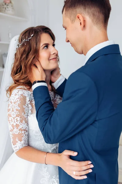 Γαμήλια φωτογράφιση στο στούντιο η νύφη και ο γαμπρός — Φωτογραφία Αρχείου