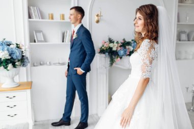 Beyaz elbise ve damat elbise güzel gelin, beyaz tasarım stüdyo iç, Düğün