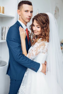 Beyaz elbise ve damat elbise güzel gelin, beyaz tasarım stüdyo iç, Düğün