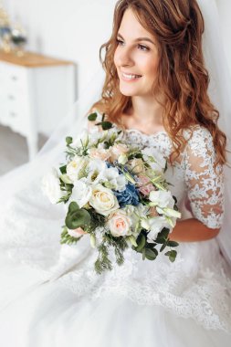 Dantel ile bir gelinlik güzel gelin, stüdyo poz