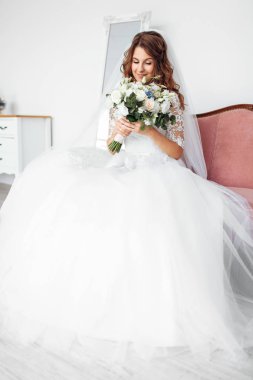 Dantel ile bir gelinlik güzel gelin, stüdyo poz