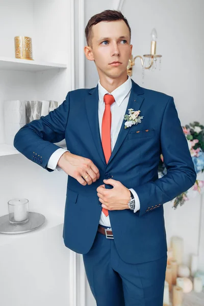 Der Bräutigam im Hochzeitsanzug posiert im Studio — Stockfoto