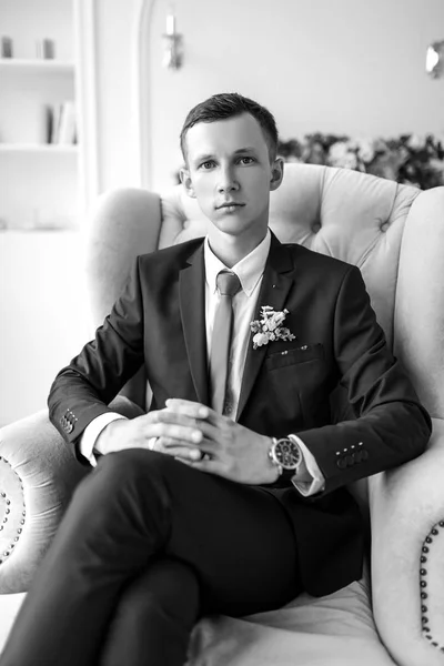 一个男人的婚礼肖像,一个穿着优雅西装的男人 — 图库照片