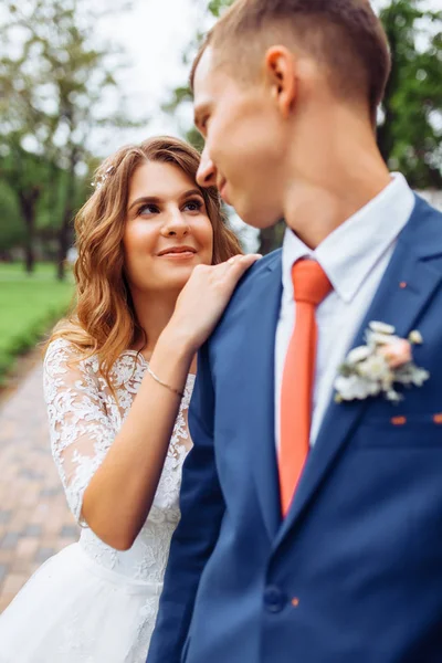 Mooie jonge bruidspaar in de natuur, paar verliefd — Stockfoto