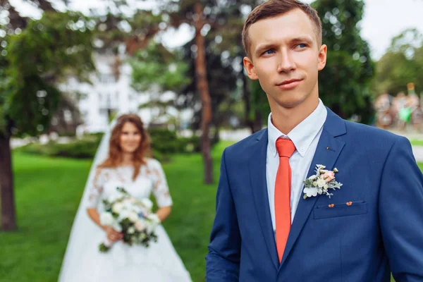 Beautiful young wedding couple in nature, couple in love — Stock Photo, Image