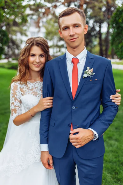 Beautiful young wedding couple in nature, couple in love — Stock Photo, Image