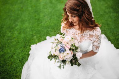 doğa güzel gelin, beyaz bir elbise bir kız portre