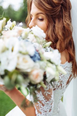 doğa güzel gelin, beyaz bir elbise bir kız portre