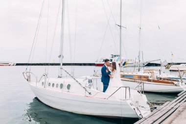 Yatta düğün çifti, yat poz severler