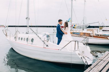 Yatta düğün çifti, yat poz severler