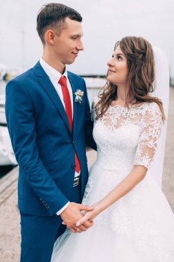 Yatta düğün çifti, yat poz severler