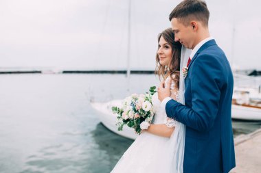 Yatta düğün çifti, yat poz severler