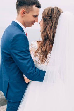 Denizde düğün çifti, iskelede severler