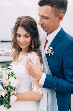 Yatta düğün çifti, yat poz severler