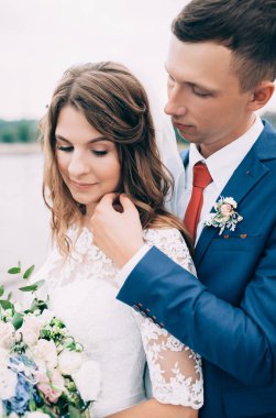 Denizde düğün çifti, iskelede severler