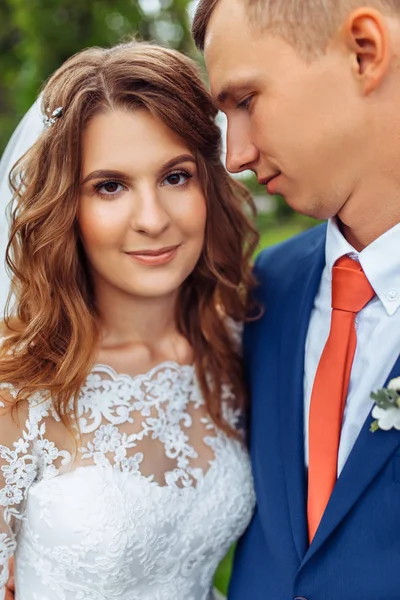 Hermosa joven pareja de boda en la naturaleza, pareja en el amor —  Fotos de Stock