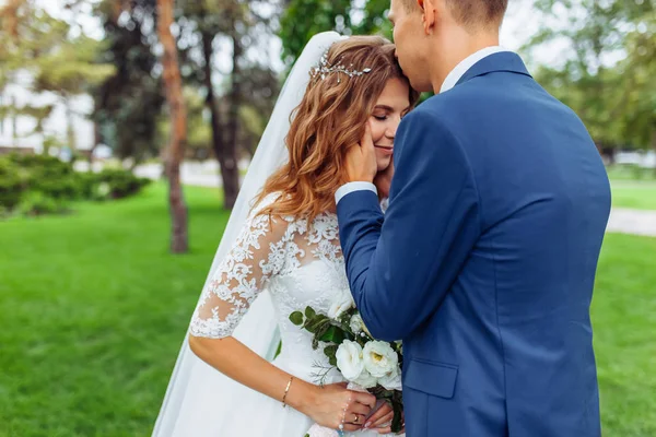 Hermosa joven pareja de boda en la naturaleza, pareja en el amor —  Fotos de Stock