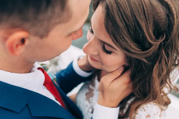 ヨットの結婚式のカップル、ヨットでポーズをとる恋人 — ストック写真