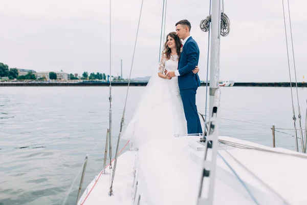 Pareja de bodas en el yate, amantes posando en el yate — Foto de Stock