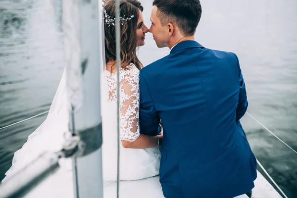 Pareja de bodas en el yate, amantes posando en el yate — Foto de Stock