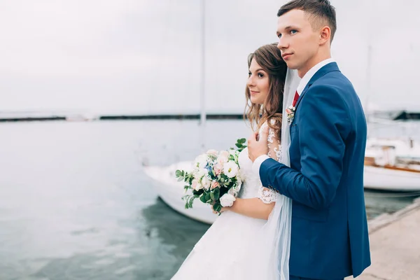 Pareja de bodas en el yate, amantes posando en el yate — Foto de Stock