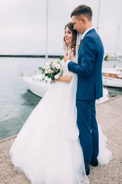 Свадебная пара на яхте, влюбленные позируют на яхте — стоковое фото
