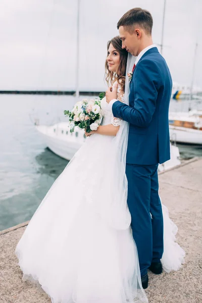 Pareja de bodas en el yate, amantes posando en el yate —  Fotos de Stock