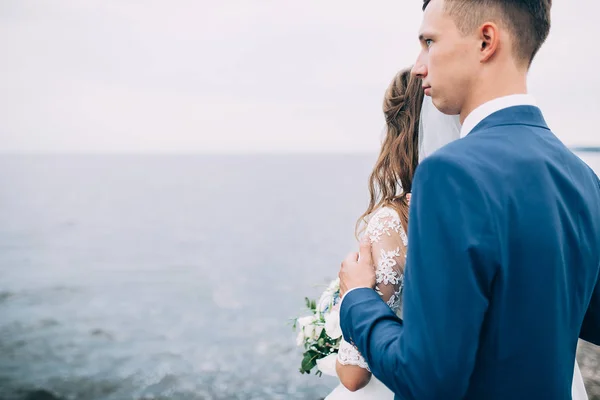 Pareja de bodas en el mar, amantes en el muelle — Foto de Stock