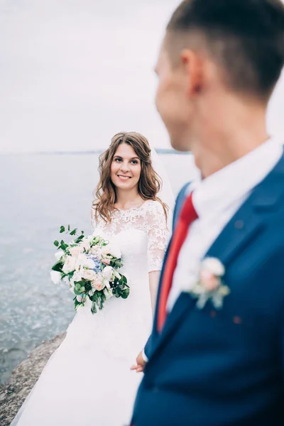 Hochzeitspaar am Meer, Verliebte auf der Seebrücke — Stockfoto