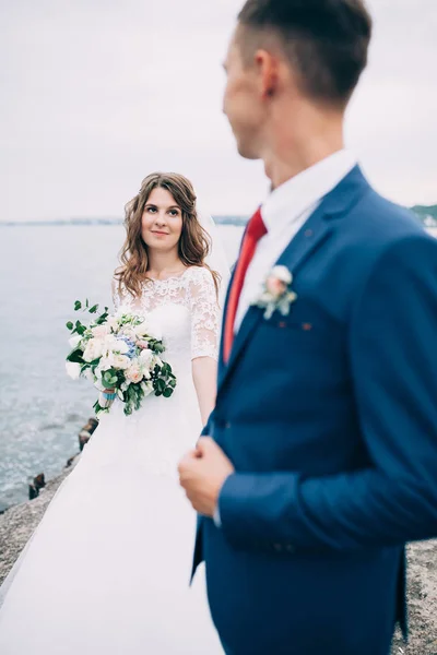 Pareja de bodas en el mar, amantes en el muelle —  Fotos de Stock