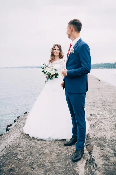Pareja de bodas en el mar, amantes en el muelle — Foto de Stock