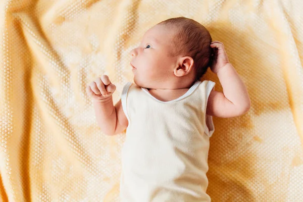 Bayi yang baru lahir, bayi cantik yang tersenyum, dalam selimut hangat — Stok Foto