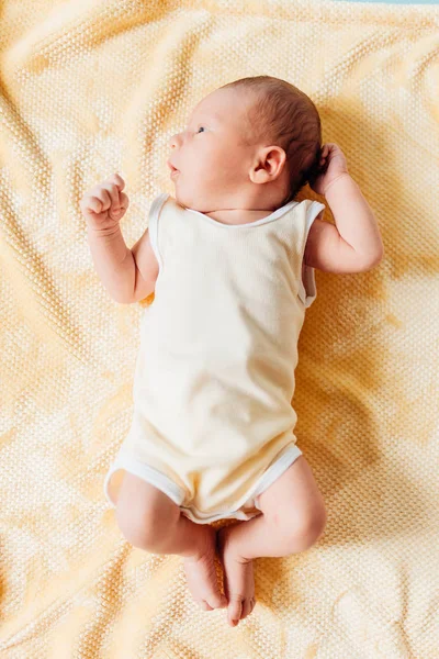 Un neonato, un bellissimo bambino che sorride, in una calda coperta — Foto Stock