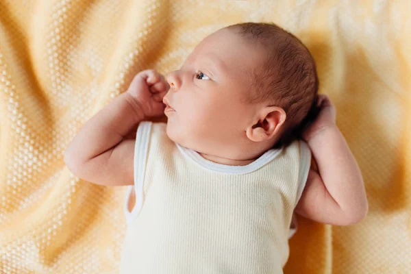 Un neonato, un bellissimo bambino che sorride, in una calda coperta — Foto Stock
