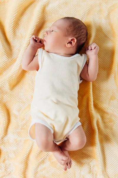 Noworodka, piękne dziecko, które uśmiecha się, w ciepłym kocu — Zdjęcie stockowe
