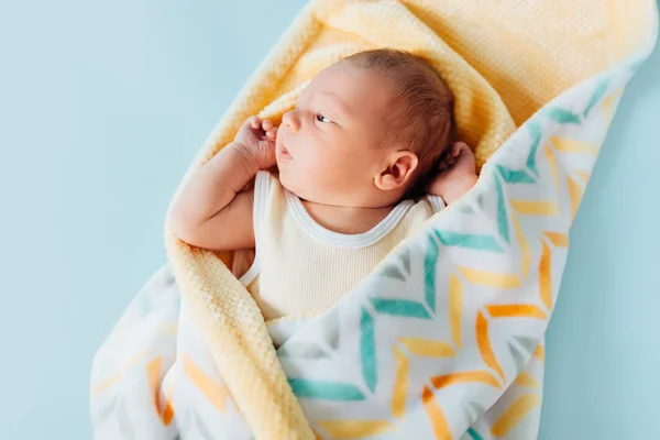 Bayi yang baru lahir, bayi cantik yang tersenyum, dalam selimut hangat — Stok Foto