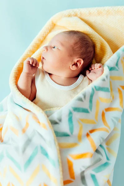 Bayi yang baru lahir, bayi cantik yang tersenyum, dalam selimut hangat — Stok Foto