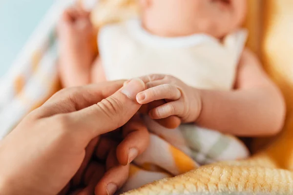 Bayi baru lahir, tangan close-up, berbaring di atas selimut lembut — Stok Foto