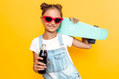 Mutlu genç, bir kaykay ve bir refre ile güneş gözlüğü kız