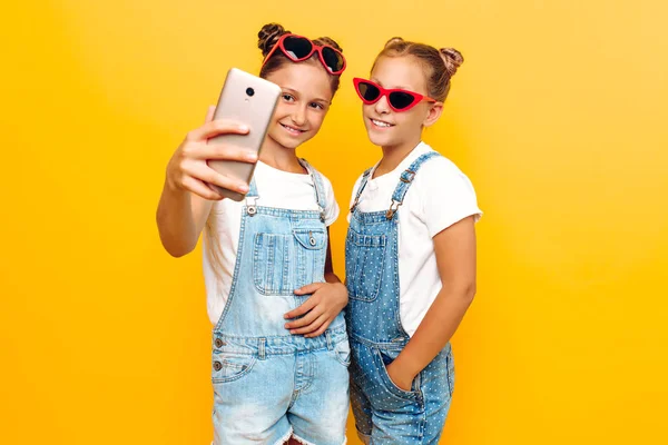 Deux adolescentes, copines se reposer et prendre un selfie sur — Photo