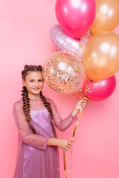Bonito Brilhante Bolo Princesa Rosa Sobre A Mesa - Fotografias de stock e  mais imagens de Adolescente - Adolescente, Adulto, Aniversário - iStock