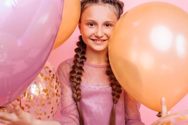 Adolescente con globos posando sobre un fondo rosa. Parte co — Foto de Stock