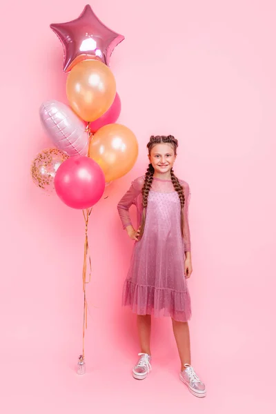 Feliz y hermosa chica adolescente sosteniendo un montón de globo de colores —  Fotos de Stock