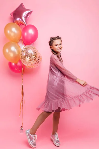 Feliz y hermosa chica adolescente sosteniendo un montón de globo de colores — Foto de Stock