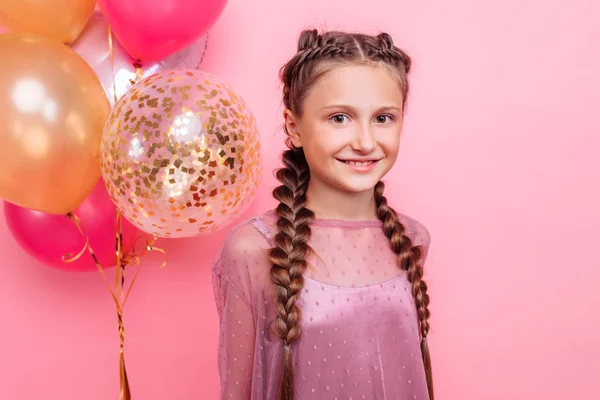 Chica joven o adolescente en vestido sosteniendo un manojo de helio ba — Foto de Stock
