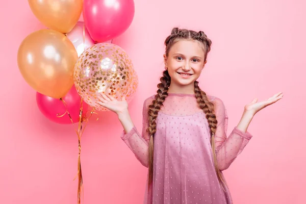 Счастливая и красивая девочка-подросток с пучком цветных воздушных шаров — стоковое фото