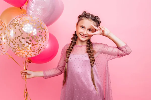 Adolescente chica con globos divirtiéndose sobre un fondo rosa. Parte de — Foto de Stock