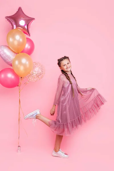 Feliz y hermosa chica adolescente sosteniendo un montón de globo de colores —  Fotos de Stock